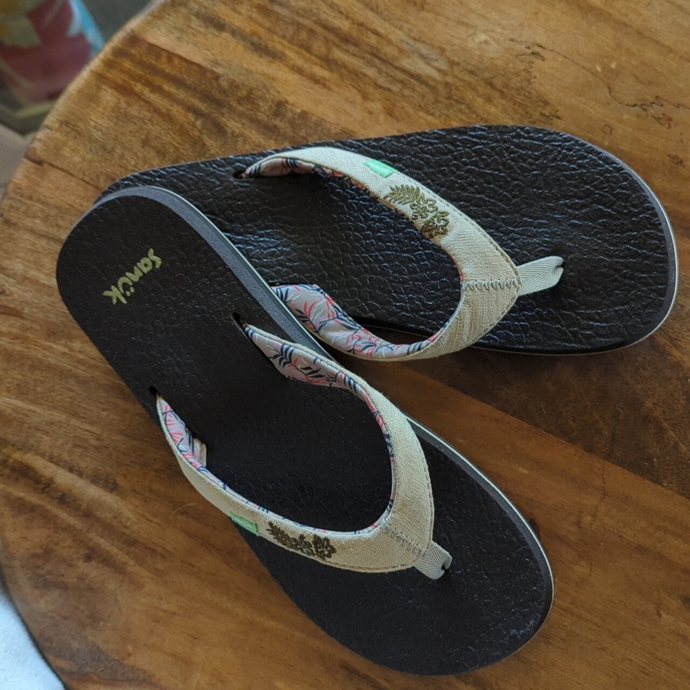 Sanuk Flip flops